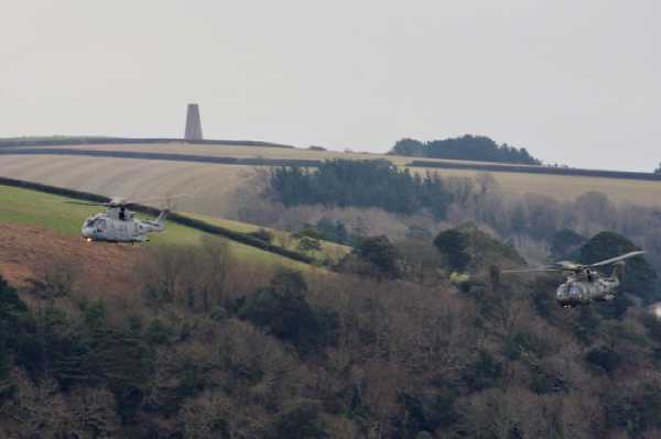 06 January 2021 - 15-00-31
It's not often we see two helicopters underneath the Daymark.
-------------------------
Royal Navy Merlin helicopters ZJ118 & ZJ132